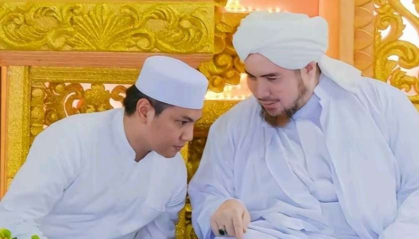 Habib Jindan bin Novel bin Salim bin Jindan bersama seorang kiai muda. (Foto: dok/ngopibareng.id)