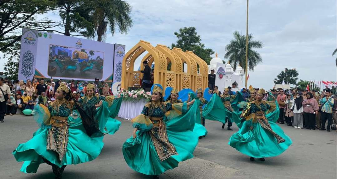 Suasana Pawai Taaruf MTQ Nasional di Samarinda Kalimantan Timur.Seluruh delegasi Kafilah dari berbagai provinsi mengikuti acara itu. (Foto Panitia MTQ for ngopibareng.id)