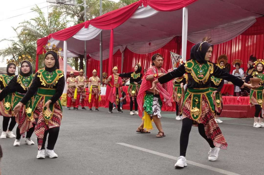 Peserta karnaval budaya di Jember, saat menampilkan tari dan drama kolosal. (Foto: Rusdi/Ngopibareng.id)