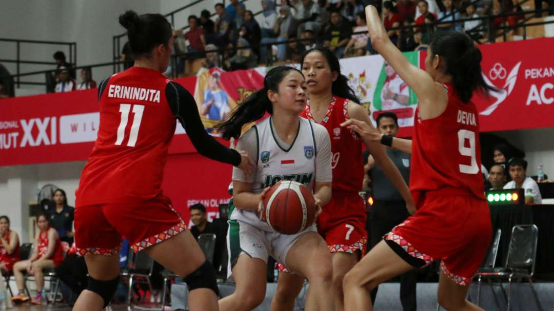 Pemain Jatim, Evelyn Fiyo (putih) mencoba melewati penjagaan pemain Jateng dalam babak semifinal PON XXI 2024 Aceh-Sumut di GOR Basket Kompleks Stadion Harapan Bangsa, Banda Aceh, Minggu 8 September 2024. (Foto: Fariz Yarbo/Ngopibareng.id)