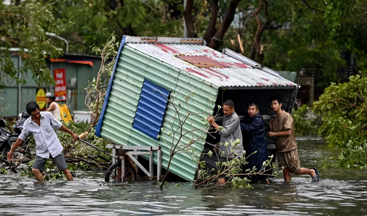 Topan Super Yagi menerbangkan atap rumah menenggelamkan kapal dan memicu tanah longsor di Vietnam, menyebabkan 14 orang tewas. (Foto: Alj)