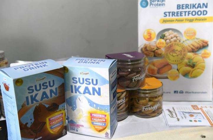 Produk susu ikan sebagai pengganti susu sapi. Susu ikan pertama di Indonesia yang merupakan hasil kemitraan antara Koperasi Nelayan Mina Bahari (Indramayu) dengan PT Berikan Teknologi Indonesia sebagai bagian dari perkuatan program hilirisasi produk berbasis komoditas unggulan daerah. (Foto: Kemenkop)