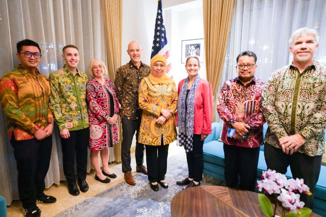 Gubernur Jatim periode 2019-2024 Khofifah Indar Parawansa menghadiri undangan makan malam bersama Dubes Amerika untuk Indonesia HE. Kamala Shirin Lakhdhir didampingi sejumlah staf di Surabaya, Minggu 8 September 2024 malam. (Foto: Istimewa)