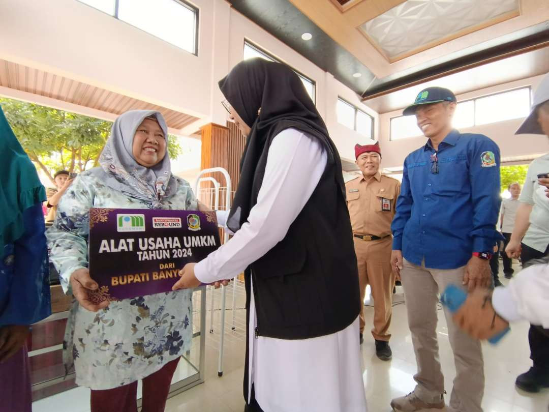 Bupati Banyuwangi Ipuk Fiestiandani menyerahkan bantuan Warung Naik Kelas pada pedagang kecil di Desa Grogol (foto: Istimewa)