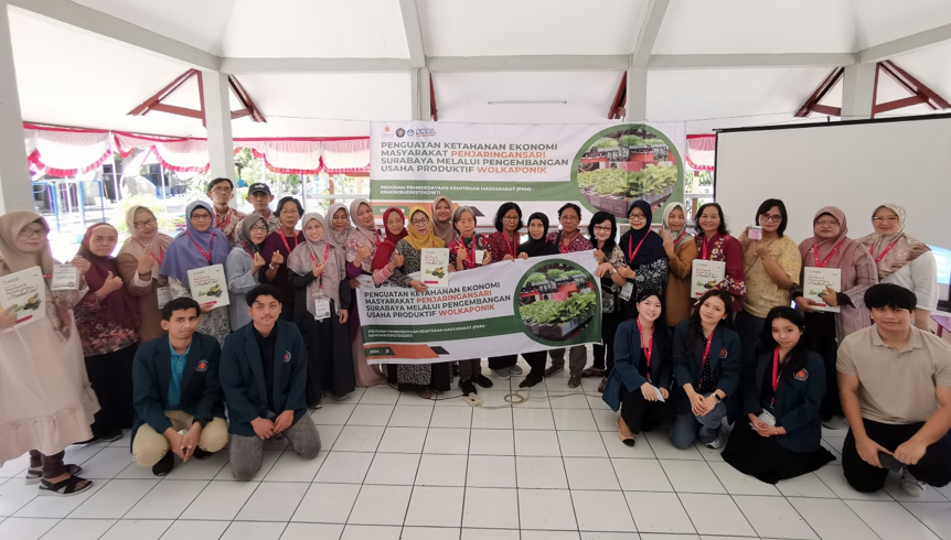 Tim gabungan dari Universitas Surabaya dan Universitas Brawijaya, menggagas program untuk warga Penjaringansari Surabaya. (Foto: Dok. Ubaya)