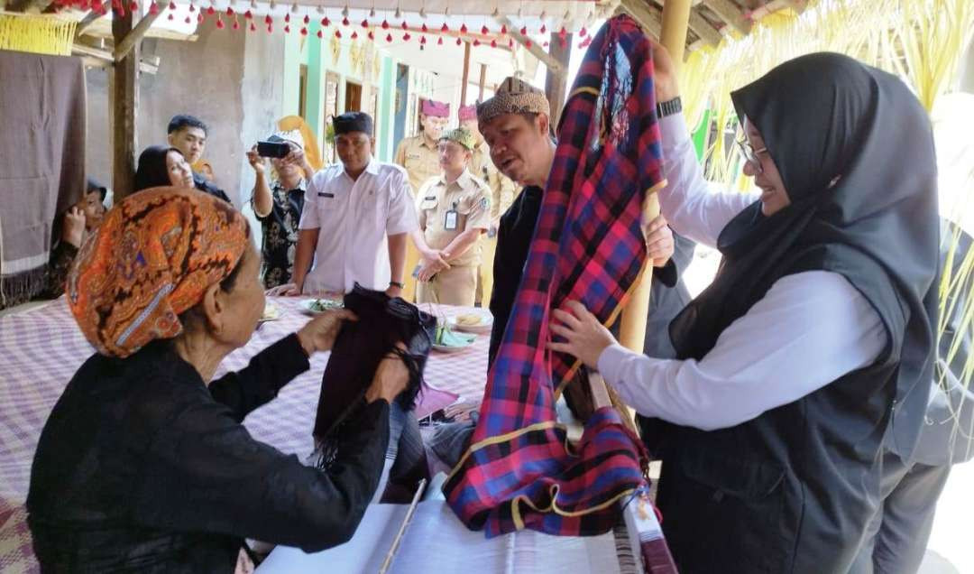 Bupati Banyuwangi Ipuk Fiestiadani melihat kain tenun buatan Siami. (Foto: Muh Hujaini/Ngopibareng.id)