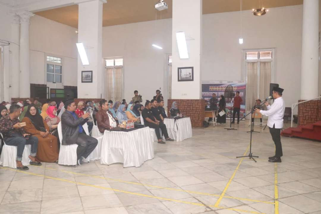 Mas Adi saat membuka acara digital marketing, Minggu 25 Agustus 2024 di Gedung Harmonie. (Foto: Pemkot Pasuruan)