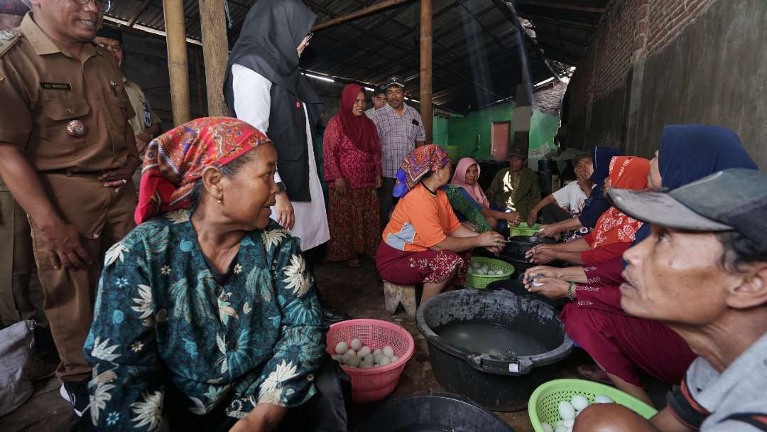 Bupati Banyuwangi Ipuk Fiestiandani melihat para lansia yang bekerja di usaha produksi telur asin (Foto: Humas Pemkab Banyuwangi)