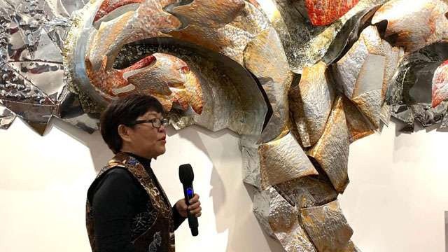 Lini Natalini Widiasi di depan karyanya “Menyeimbangkan Enersi Maskulin dan Feminin”, pada pameran tunggal di Galeri Nasional, Jakarta.  (Foto:Ngopibareng.Id/YSH)