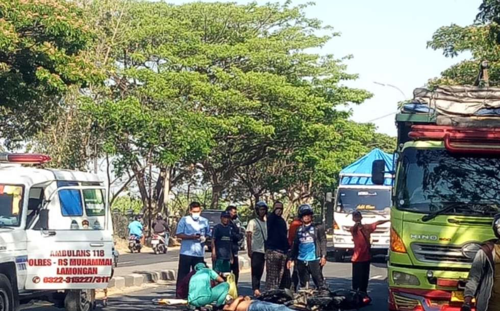 Petugas Satlantas Polres Lamongan dan ambulans RS Muhammadiyah melakukan evakuasi korban. (Foto: Istimewa)