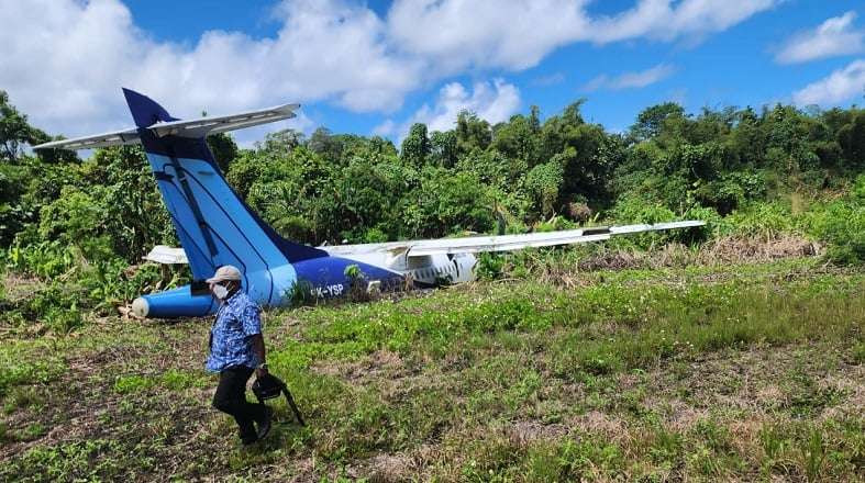 Pesawat Trigana Air yang membawa rombongan istri Pj Gubernur Papua, Kerdina Ramses Limbong, tergelincir di Bandara Kamanap, Kepulauan Yapen. (Foto: Ant)