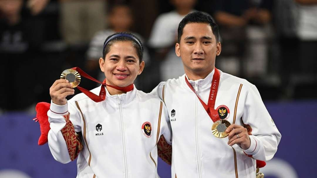 Pasangan Hikmat Ramdani dan Leani Ratri Oktila berhasil mengalahkan sesama wakil Indonesia, Fredy Setiawan/ Khalimatus Sadiyah, di partai final bulu tangkis ganda campuran SL3-SU5 Paralimpiade Paris 2024. (Foto: Kemenpora)