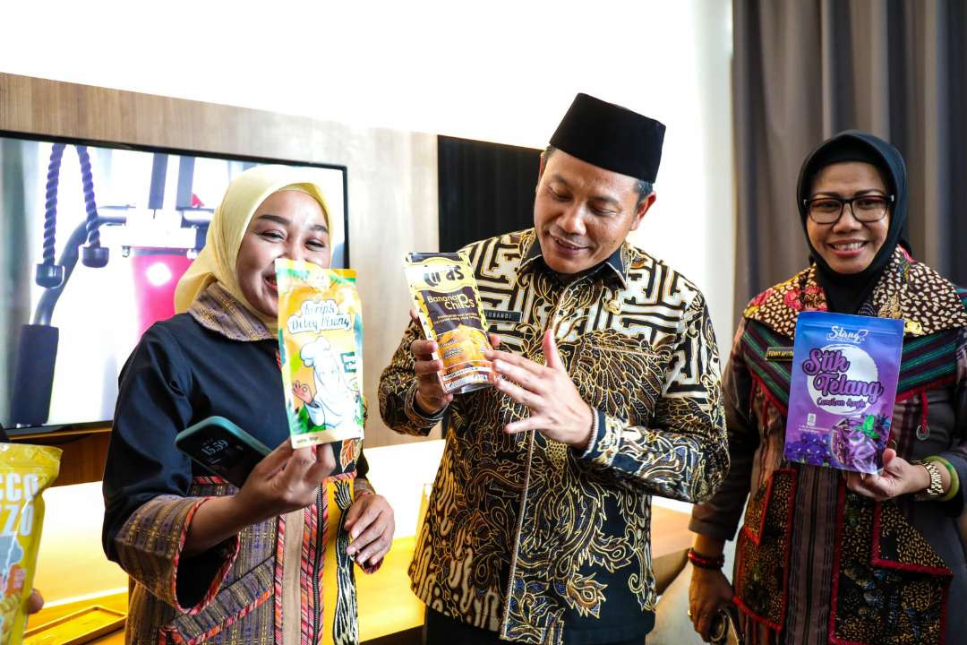 Subandi (tengah) tunjukan produk khas Sidoarjo yang berhasil masuk hotel. (Foto: Aini Arifin/Ngopibareng.id)