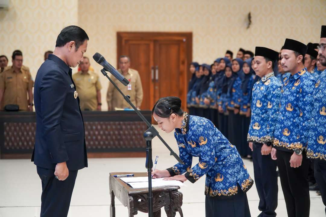 Salah seorang PNS mewakili penandatanganan surat setelah dilantik. (Foto: Istimewa)