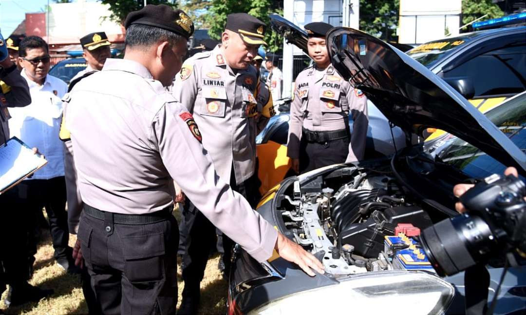 Kapolres Bondowoso AKBP Lintar Mahardhono mengecek langsung kelaikan kendaraan dinas digunakan anggota. (Foto: Guido/Ngopibareng.id)