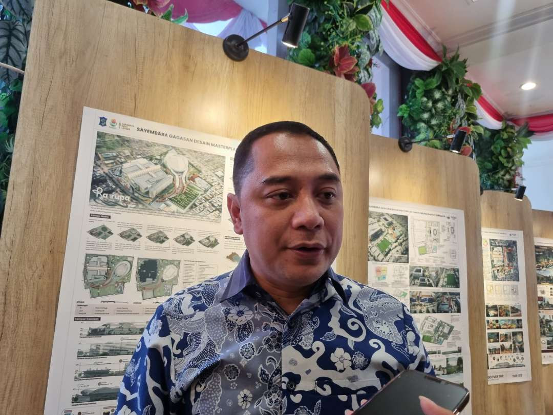 Walikota Surabaya petahana, Eri Cahyadi menyatakan komitmennya mendukung Risma-Gus Hans dalam Pilgub Jatim 2024. (Foto: Julianus Palermo/Ngopibareng.id)