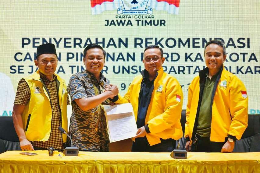 Anggota DPRD Kota Surabaya, Arif Fathoni (berbaju batik) saat menerima rekomendasi dari DPP Partai Golkar. Ia mengisi kursi unsur pimpinan DPRD Kota Surabaya periode 2024-2029. (Foto: Istimewa)