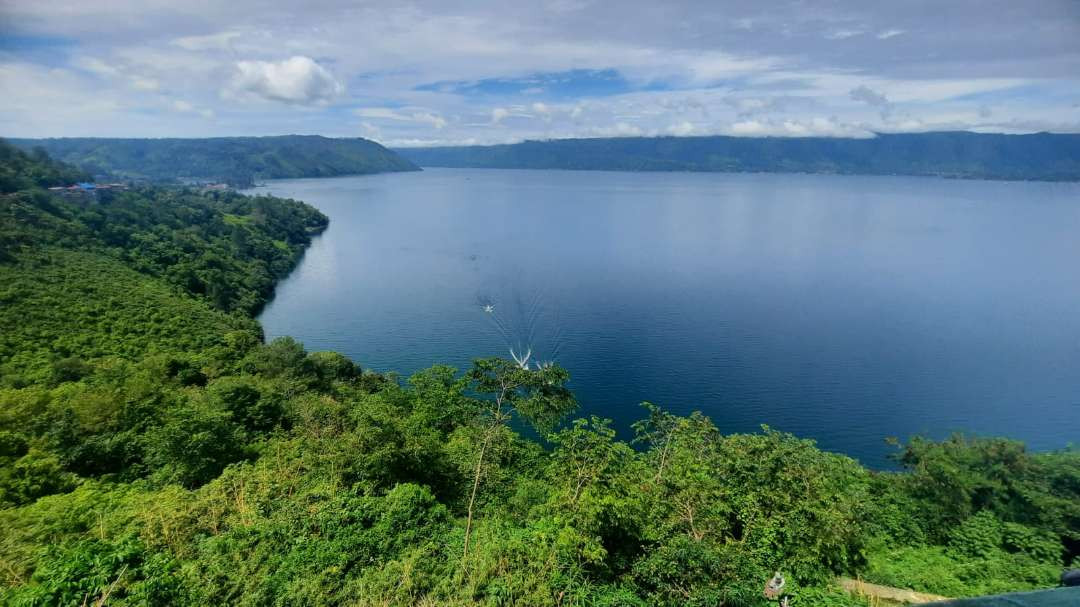 Keindahan panorama Danau Toba di Sumatera Utara ini memanjakan mata para pengunjung. (Foto: Fahrizal Arnas/Ngopibareng.id)