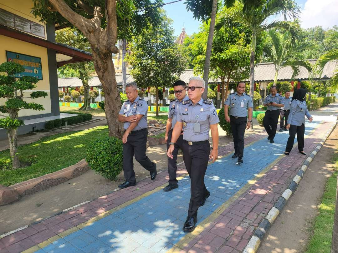 Kadiv Pemasyarakatan Kanwil Kemenkumham Jatim Heri Azhari memberikan atensi khusus kepada pelayanan makanan di Lapas 1 Surabaya. (Foto: Humas Kemenkumham Jatim)