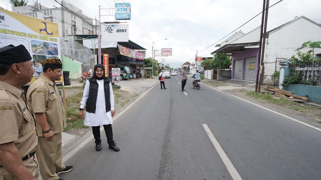 Bupati Banyuwangi, ipuk Fiestiandani  melihat progres pembangunan jalan di wilayah Kecamatan Bangorejo (foto : Humas Pemkab Banyuwangi)