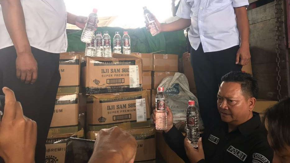 Polres Blitar gagalkan pengiriman arak bali ke Kalimantan. (Foto: Choirul Anam/Ngopibareng.id)