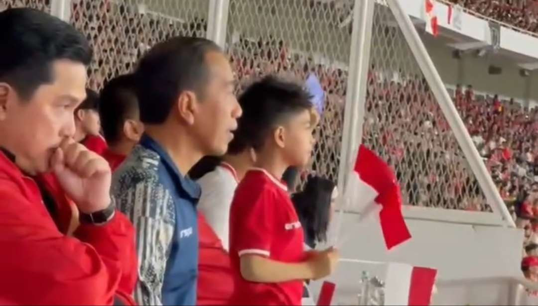 Presiden Jokowi nobar bareng cucu, laga Timnas Indonesia vs Australia di Stadion Utama Gelora Bung Karno (SUGBK), Selasa 10 September 2024. (Foto: Insta story @jokowi)