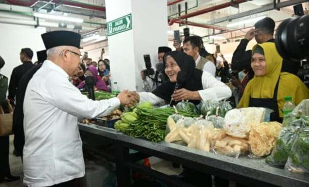 Wakil Presiden (Wapres) Ma'ruf Amin berdialog dengan pedagang di Pasar Encik Puan Perak Tanjungpinang yang baru diresmikan. (Foto: Setwapres)