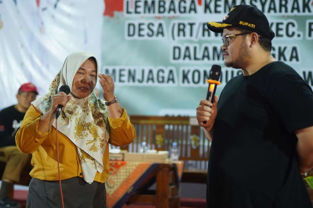 Ibu Ketua RT terharu di hadapan Bupati Kediri pernah sampaikan aspirasi mobil siaga. (Foto: Fendi Lesmana/Ngopibareng.id)