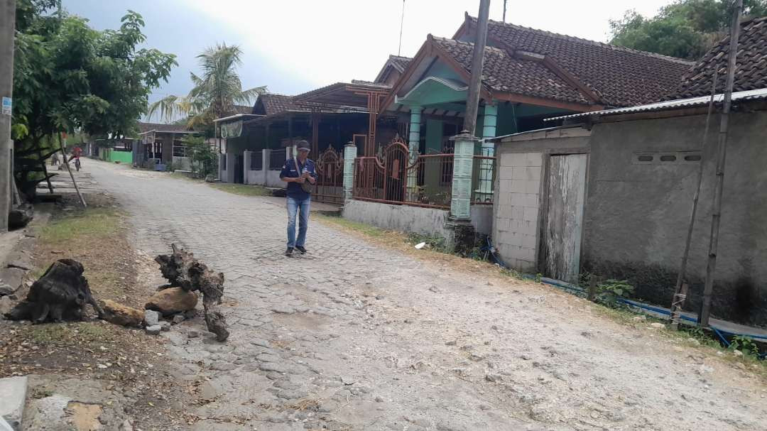 Kondisi jalan rusak di lingkungan Nglebok Kelurahan Tambakromo Kecamatan Cepu. (Foto: Ahmad Sampurno/Ngopibareng.id)