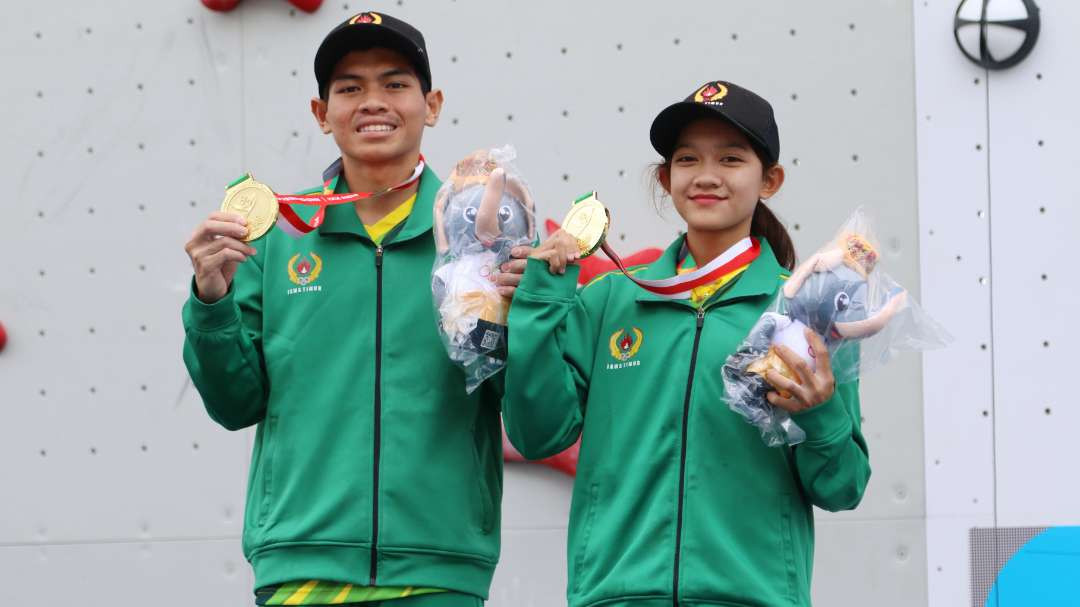 Atlet Panjat Tebing Jatim, Putra Tri Ramadani dan Alma Ariella Tsany meraih emas di nomor combine mix pada PON XXI 2024 Aceh-Sumut. (Foto: Fariz Yarbo/Ngopibareng.id)