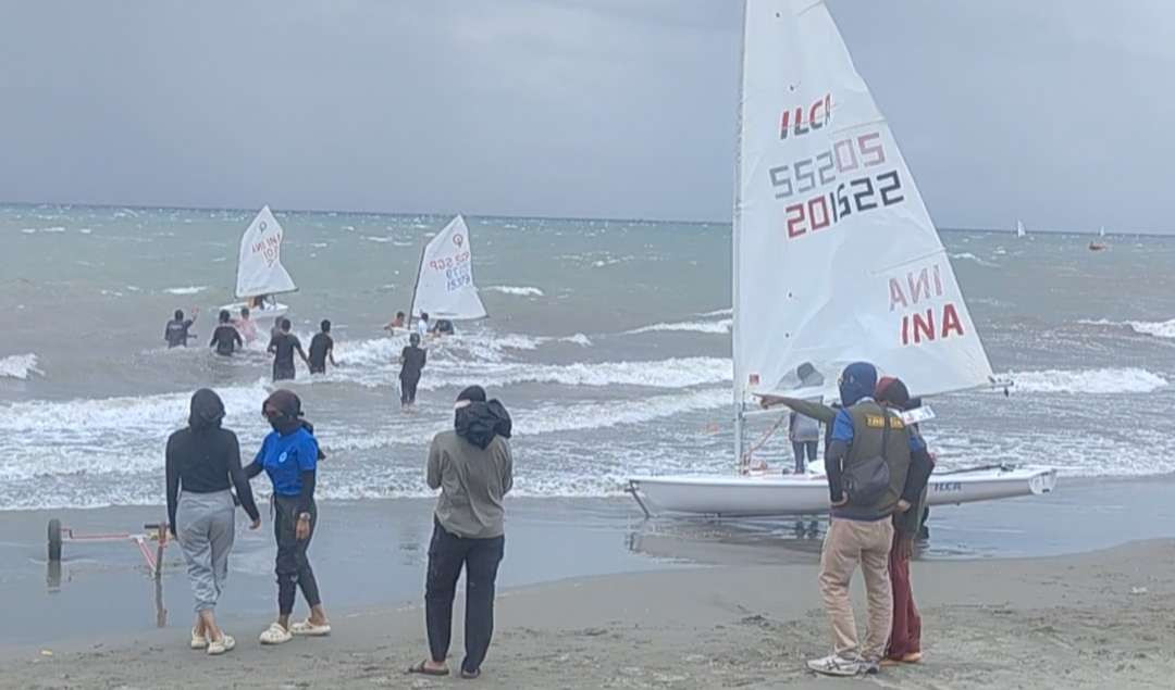 Para atlet terpaksa kembali ke darat karena cuaca buruk dalam perlombaan di Pantai Gampong Jawa, Banda Aceh, Rabu 11 September 2024. (Foto: Fariz Yarbo/Ngopibareng.id)