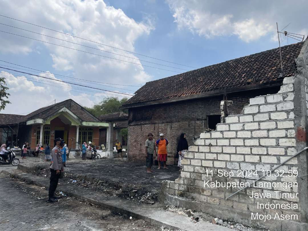 Rumah Amin warga Desa Mojoasem, Kecamatan Laren yang tinggal tanah karena bangunan rumahnya terbakar (Foto: Istimewa)