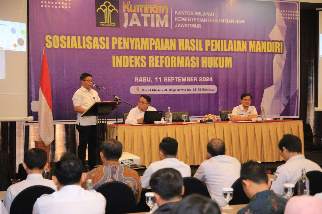 Kadiv Yankum Kemenkumham Jatim Dulyono di acara Sosialisasi Penyampaian Hasil Penilaian Mandiri IRH pada Rabu 11 September 2024 di Mercure Grand Mirama Surabaya. (Foto: Humas Kemenkumham Jatim)