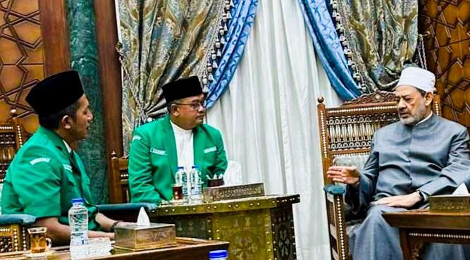 Ketua Umum Pimpinan Pusat GP Ansor Addin Jauharudin bersama Grand Syaikh Al Azhar, Syaikh Dr Ahmed Al-Tayeb di Kairo Mesir. (Foto: PP GP Ansor for ngopibareng.id)