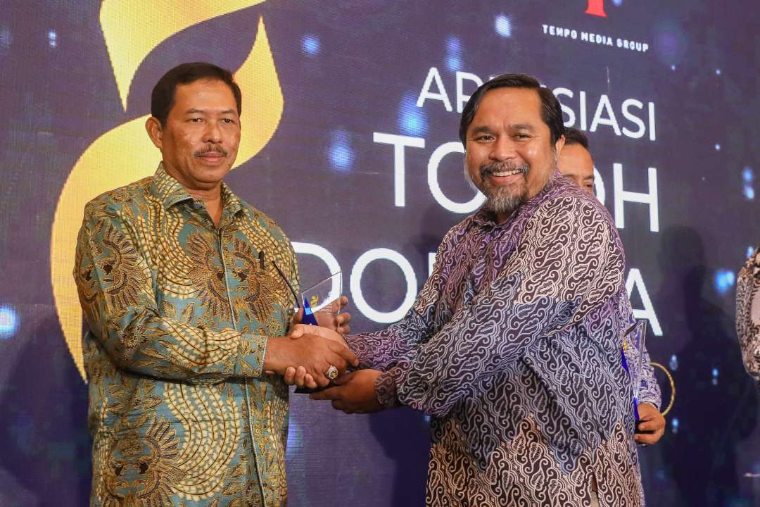 Pj Gubernur Jateng, Nana Sudjana meraih penghargaan pada Apresiasi Tokoh Indonesia 2024 dari Tempo Media kategori ketahanan pangan dan pertanian. (Foto: Dok Jateng)