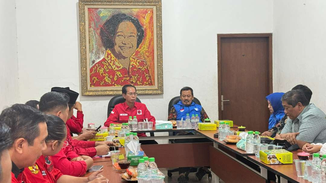 Pertemuan jajaran pengurus PDI Perjuangan Kota Surabaya yang dipimpin Adi Sutarwijono dan hadir pimpinan PAN dipimpin Mahsun Djayadi. (Foto: PDIP Kota Surabaya)