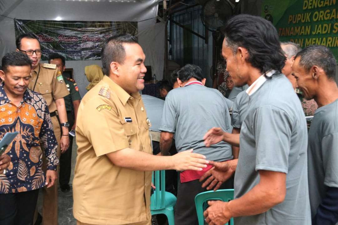 Bupati Blora Arief Rohman bersama para petani di Kecamatan Jiken. (Foto: Istimewa)