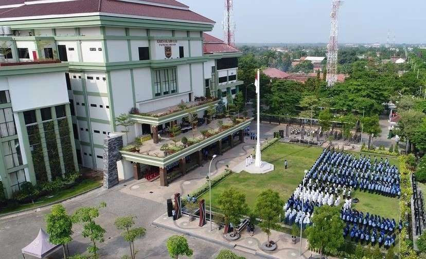 Para ASN sedang mengikuti upacara di Kantor Bupati Probolinggo di Jl. Panglima Sudirman Kota Kraksaan. (Foto: Ikhsan Mahmudi/Ngopibareng.id).