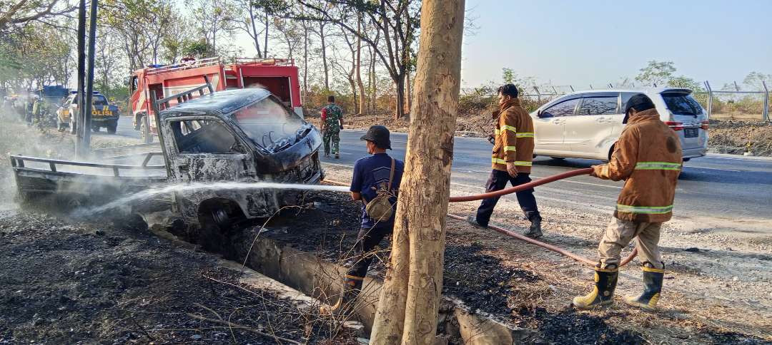 Petugas Damkar melakukan upaya pemadaman kendaraan pikap yang terbakar di Tuban (Foto: dok. Damkar Tuban)