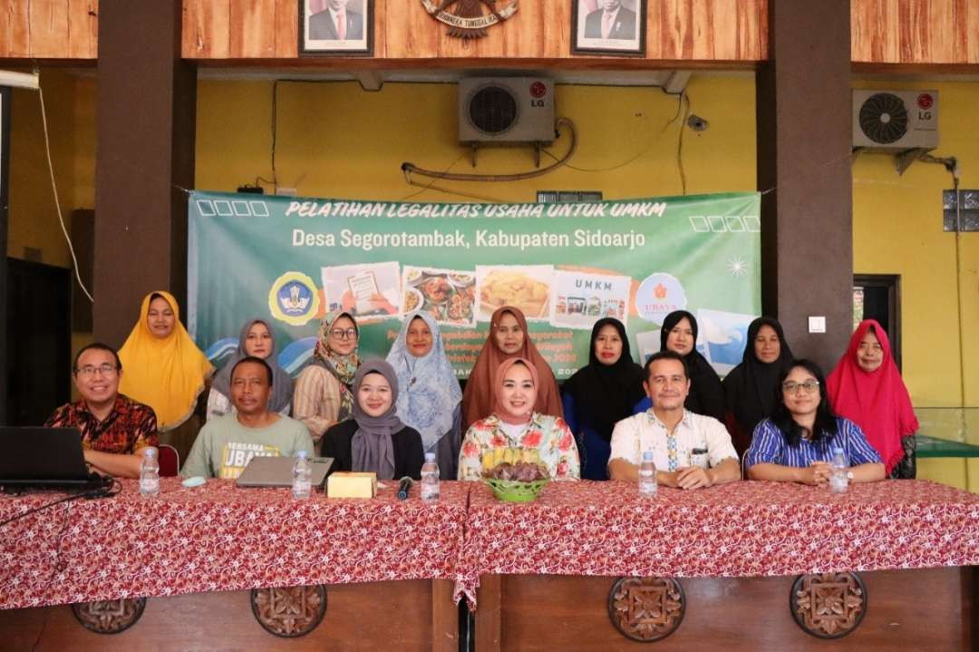 Ubaya menggelar pelatihan pengurusan legalitas usaha dan digital marketing kepada para pelaku UMKM olahan hasil perikanan di Sidoarjo. (Foto: Dok Ubaya)