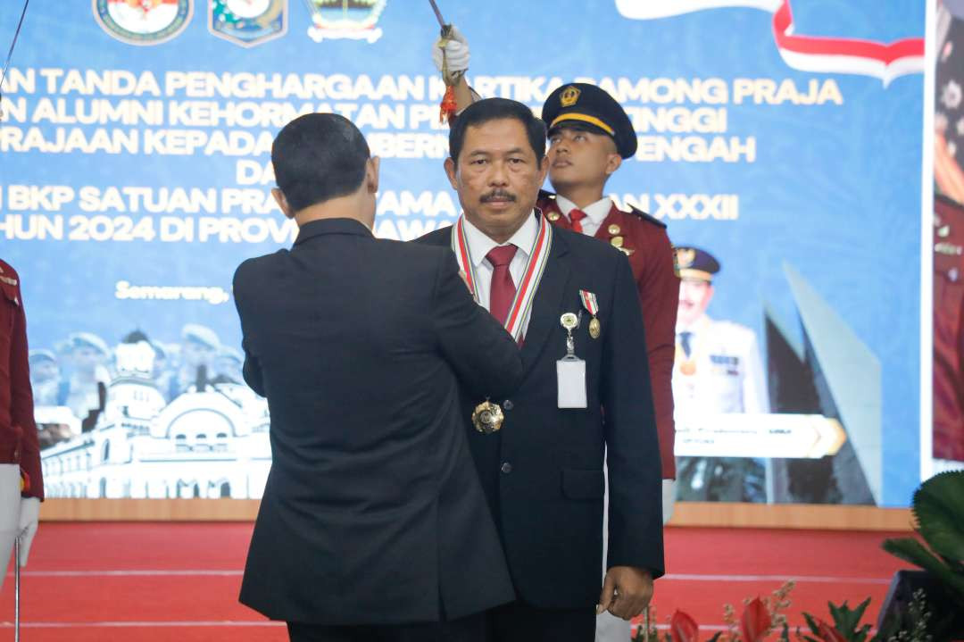 Pj Gubernur Jawa Tengah, Nana Sudjana saat mendapat penghargaan Kartika Pamong Praja Madya dari Institut Pemerintahan Dalam Negeri (IPDN). (Foto: Pemprov Jateng)