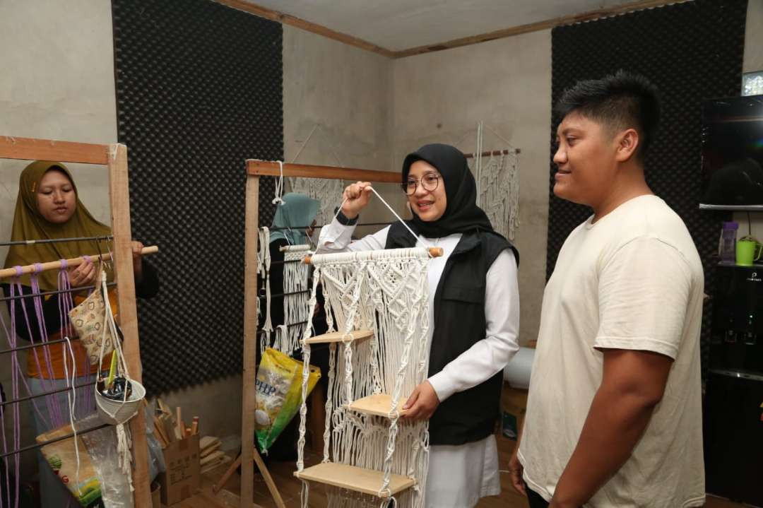 Bupati Banyuwangi Ipuk Fiestiandani melihat produksi makrame di Karlita Macrame. (Foto: Humas Pemkab Banyuwangi)