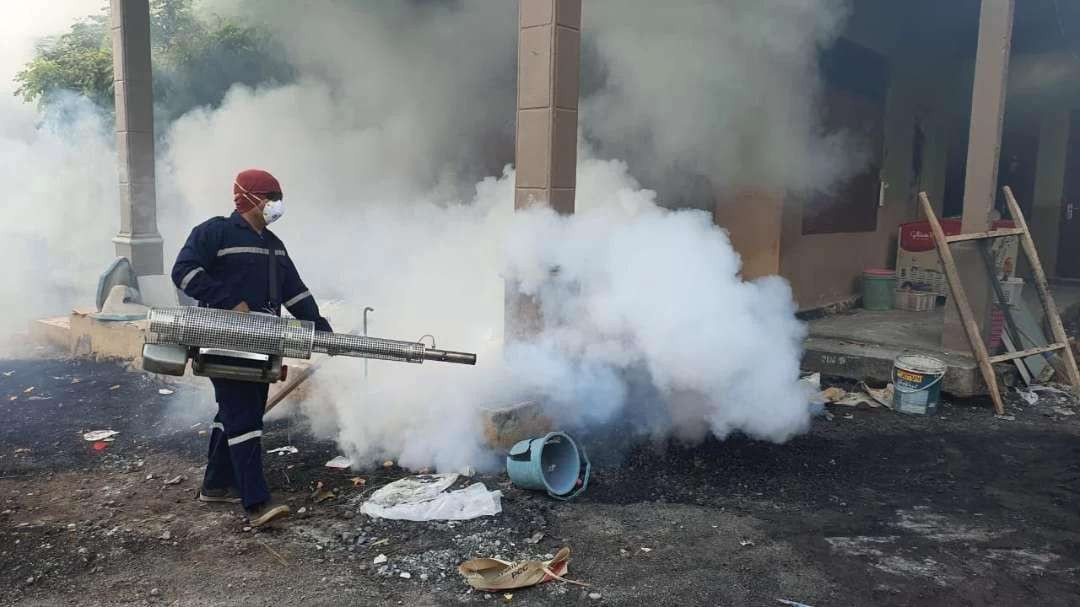 Petugas Dinkes Kabupaten Probolinggo menyemprot (fogging) nyamuk Aedes Aegepty penyebab DBD. (Foto: Ikhsan Mahmudi/Ngopibareng.id).