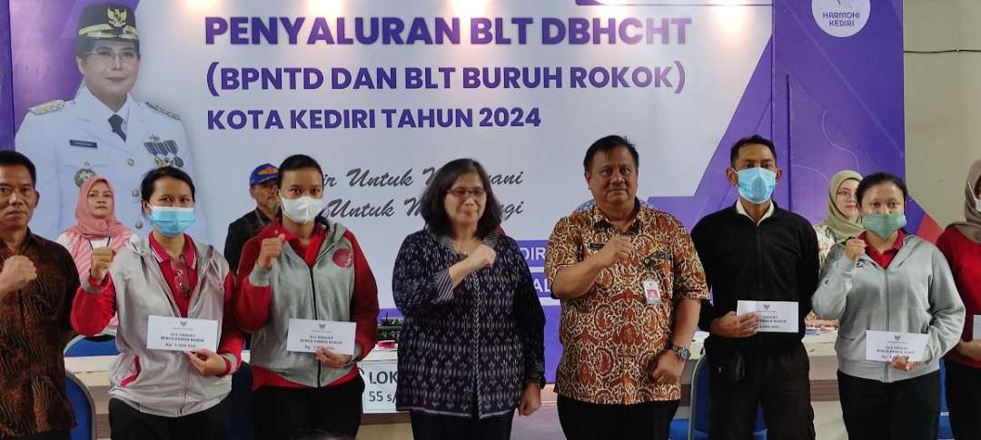 Dinas Sosial Kota Kediri kembali melakukan pendampingan sekaligus  penyaluran Bantuan Langsung Tunai (BLT) kepada 1.032 buruh rokok yang merupakan warga ber-KTP Kota Kediri, Kamis 12 September 2024. (Foto: Fendhy Lesmana/Ngopibareng.id)