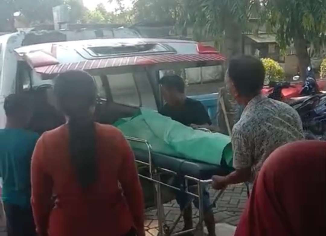 Jenazah pekerja tembakau yang meninggal tertimpa tembok di tempat kerjanya (Foto: Istimewa)