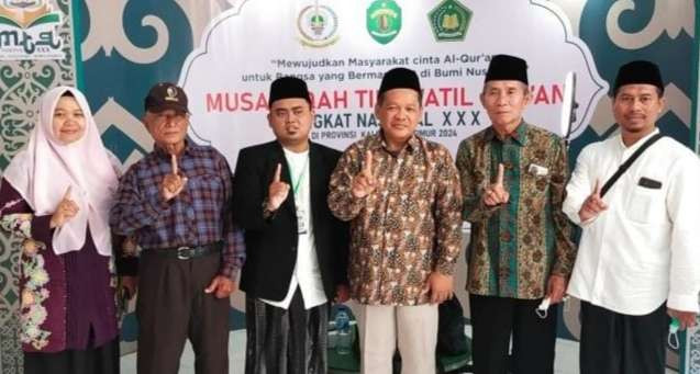 M Farhan (berjas hitam) di cabang lomba Tilawah Remaja Putra dalam rangkaian Musabaqah Tilawatil Quran (MTQ) Nasional 2024. (Foto: Kafilah Jatim for ngopibareng.id)