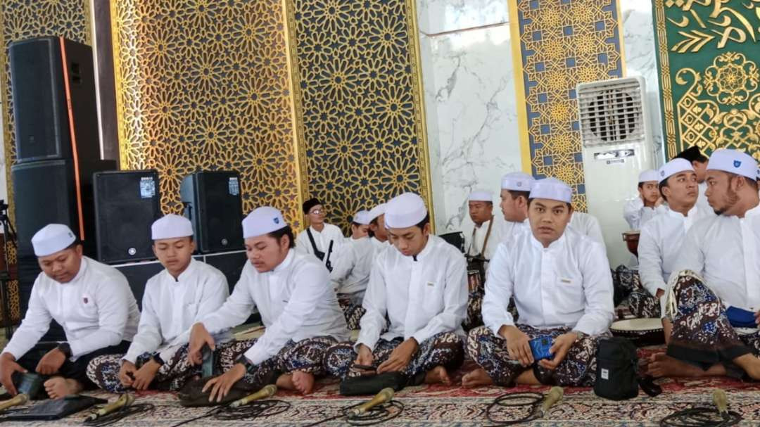 Kelompok remaja yang selalu bershalawat di Masjid Al-Akbar Surabaya. (Ilustrasi)