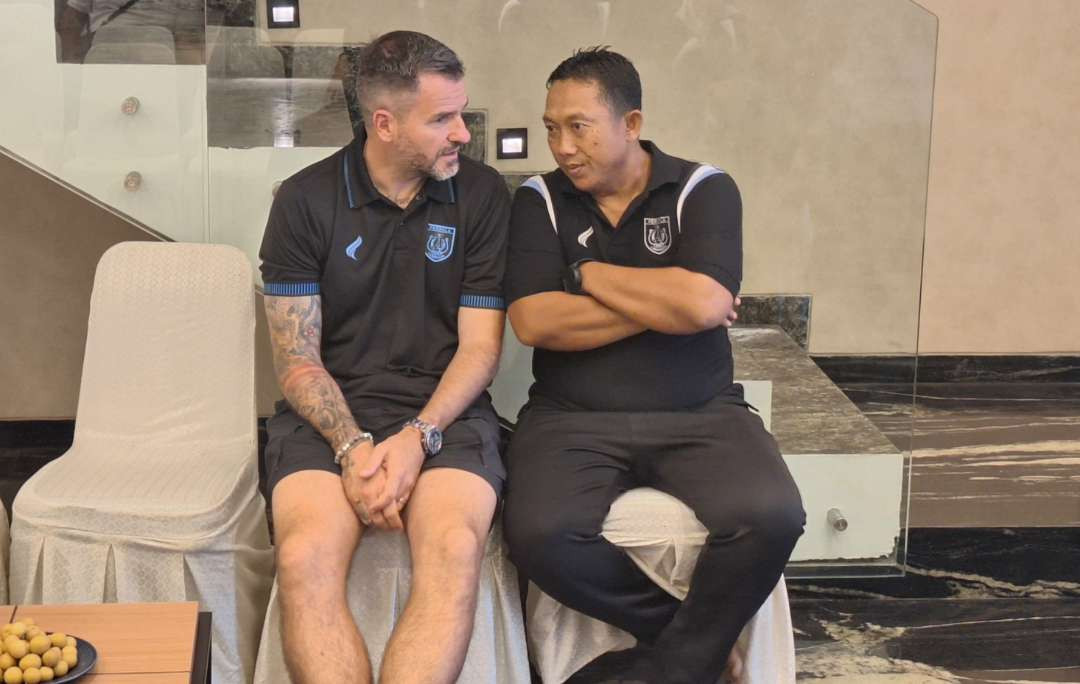 Simon.McMenemy saat bercengkerama dengan Didik 'Pacul' Ludianto (Foto : Istimewa)