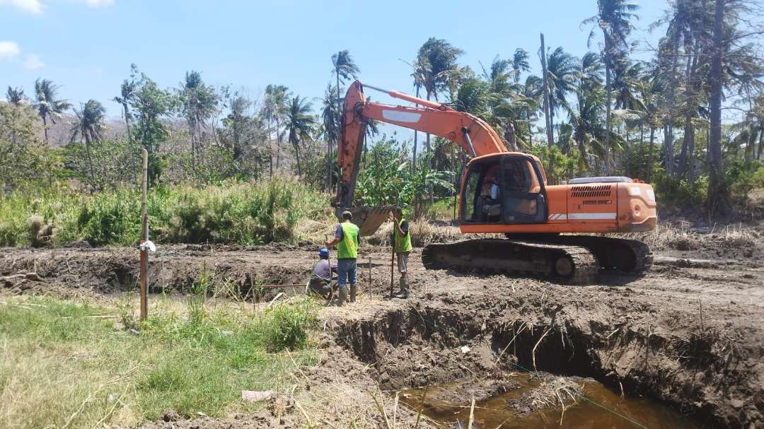 Proses pembangunan dermaga dan breakwater di muara sungai sisi utara pantai GWD (Foto: Muh Hujaini/Ngopibareng.id)