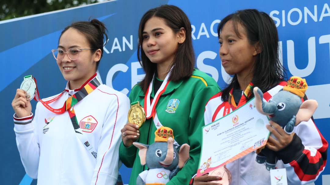 Peselam Jatim, Janis Rosalita (tengah) meraih emas PON di nomor 50 meter surface putri di Kolam Tirta Raya, Banda Aceh, Kamis 12 September 2024. (Foto: Fariz Yarbo/Ngopibareng.id)